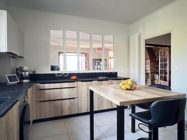 Dans un environnement verdoyant et avec des vues remarquables sur les Albères et le Pont du Diable, à 5 minutes du centre ville de Céret, cette villa vous offre un cadre de vie de nature tout en bénéficiant de la proximité de tous les services.
Édifiée sur un terrain de 2291 m2 auquel s’ajoutent 2 parcelles paysagères en espaliers de 1036 m2 et de 256 m2, la villa séduit par ses volumes généreux de 197,5 m2 habitables 
et 273 m2 utiles, ainsi que ses espaces espaces extérieurs sur plusieurs niveaux.
Au rez de chaussée, l’entrée s’ouvre sur l’espace de vie de 67 m2 incluant le séjour et sa cheminée exceptionnelle en pierre, le salon et la loggia aux vues splendides, ainsi qu’une grande cuisine déjeunatoire de 16 m2. 
L’espace nuit s’articule autour d’un couloir et ses rangements, avec 3 grandes chambres parquetées de 20, 13, 13 m2. 
Une salle d’eau/wc et des toilettes séparées complètent le rez de chaussée.
Au rez de jardin un studio indépendant de 29m2 avec coin cuisine, salle d’eau avec WC, et terrasse extérieure donnant sur la piscine. 
Idéal pour une grande famille ou l’opportunité de revenus locatifs.
Coté pratique, 3 espaces, cave, rangement, et cellier (54 m2 au total) et le garage de 21 m2 répondent à tous besoins de surface complémentaire.
À l’extérieur, une belle piscine de 9m x 3,5m, avec pompe à chaleur et volet électrique, d’un pool house couvert et d’une terrasse invitant à la convivialité dans une ambiance chaleureuse.
Offrant des vues dégagées sur le jardin et les Albères, un espace extérieur couvert de 44 m2 abrite un coin repas et un salon d’été parfaits pour partager des moments conviviaux.
La villa bénéficie de nombreux équipements rénovés :
Cuisine, salle d’eau et WC, piscine, toiture des 2 abris extérieurs, climatisation et pompes à chaleur, porte automatique de garage, motorisation des portails, volets roulants, alarme, loggia.
L’eau chaude est produite par des panneaux solaires.
La présence de 2 sources sur le terrain est un atout appréciable.
Stationnement pour plusieurs voitures.
Ce bien chaleureux et fonctionnel, bénéficiant de vues dégagées, est idéalement situé et agréable toute l’année