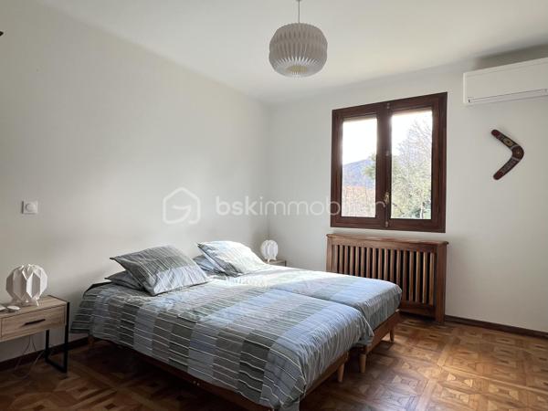 Dans un environnement verdoyant et avec des vues remarquables sur les Albères et le Pont du Diable, à 5 minutes du centre ville de Céret, cette villa vous offre un cadre de vie de nature tout en bénéficiant de la proximité de tous les services.
Édifiée sur un terrain de 2291 m2 auquel s’ajoutent 2 parcelles paysagères en espaliers de 1036 m2 et de 256 m2, la villa séduit par ses volumes généreux de 197,5 m2 habitables 
et 273 m2 utiles, ainsi que ses espaces espaces extérieurs sur plusieurs niveaux.
Au rez de chaussée, l’entrée s’ouvre sur l’espace de vie de 67 m2 incluant le séjour et sa cheminée exceptionnelle en pierre, le salon et la loggia aux vues splendides, ainsi qu’une grande cuisine déjeunatoire de 16 m2. 
L’espace nuit s’articule autour d’un couloir et ses rangements, avec 3 grandes chambres parquetées de 20, 13, 13 m2. 
Une salle d’eau/wc et des toilettes séparées complètent le rez de chaussée.
Au rez de jardin un studio indépendant de 29m2 avec coin cuisine, salle d’eau avec WC, et terrasse extérieure donnant sur la piscine. 
Idéal pour une grande famille ou l’opportunité de revenus locatifs.
Coté pratique, 3 espaces, cave, rangement, et cellier (54 m2 au total) et le garage de 21 m2 répondent à tous besoins de surface complémentaire.
À l’extérieur, une belle piscine de 9m x 3,5m, avec pompe à chaleur et volet électrique, d’un pool house couvert et d’une terrasse invitant à la convivialité dans une ambiance chaleureuse.
Offrant des vues dégagées sur le jardin et les Albères, un espace extérieur couvert de 44 m2 abrite un coin repas et un salon d’été parfaits pour partager des moments conviviaux.
La villa bénéficie de nombreux équipements rénovés :
Cuisine, salle d’eau et WC, piscine, toiture des 2 abris extérieurs, climatisation et pompes à chaleur, porte automatique de garage, motorisation des portails, volets roulants, alarme, loggia.
L’eau chaude est produite par des panneaux solaires.
La présence de 2 sources sur le terrain est un atout appréciable.
Stationnement pour plusieurs voitures.
Ce bien chaleureux et fonctionnel, bénéficiant de vues dégagées, est idéalement situé et agréable toute l’année