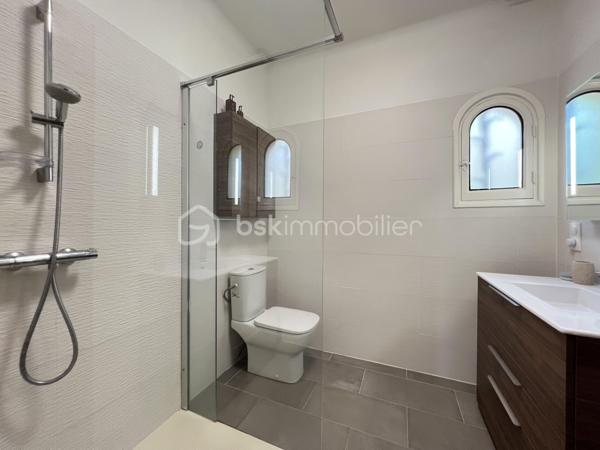 Dans un environnement verdoyant et avec des vues remarquables sur les Albères et le Pont du Diable, à 5 minutes du centre ville de Céret, cette villa vous offre un cadre de vie de nature tout en bénéficiant de la proximité de tous les services.
Édifiée sur un terrain de 2291 m2 auquel s’ajoutent 2 parcelles paysagères en espaliers de 1036 m2 et de 256 m2, la villa séduit par ses volumes généreux de 197,5 m2 habitables 
et 273 m2 utiles, ainsi que ses espaces espaces extérieurs sur plusieurs niveaux.
Au rez de chaussée, l’entrée s’ouvre sur l’espace de vie de 67 m2 incluant le séjour et sa cheminée exceptionnelle en pierre, le salon et la loggia aux vues splendides, ainsi qu’une grande cuisine déjeunatoire de 16 m2. 
L’espace nuit s’articule autour d’un couloir et ses rangements, avec 3 grandes chambres parquetées de 20, 13, 13 m2. 
Une salle d’eau/wc et des toilettes séparées complètent le rez de chaussée.
Au rez de jardin un studio indépendant de 29m2 avec coin cuisine, salle d’eau avec WC, et terrasse extérieure donnant sur la piscine. 
Idéal pour une grande famille ou l’opportunité de revenus locatifs.
Coté pratique, 3 espaces, cave, rangement, et cellier (54 m2 au total) et le garage de 21 m2 répondent à tous besoins de surface complémentaire.
À l’extérieur, une belle piscine de 9m x 3,5m, avec pompe à chaleur et volet électrique, d’un pool house couvert et d’une terrasse invitant à la convivialité dans une ambiance chaleureuse.
Offrant des vues dégagées sur le jardin et les Albères, un espace extérieur couvert de 44 m2 abrite un coin repas et un salon d’été parfaits pour partager des moments conviviaux.
La villa bénéficie de nombreux équipements rénovés :
Cuisine, salle d’eau et WC, piscine, toiture des 2 abris extérieurs, climatisation et pompes à chaleur, porte automatique de garage, motorisation des portails, volets roulants, alarme, loggia.
L’eau chaude est produite par des panneaux solaires.
La présence de 2 sources sur le terrain est un atout appréciable.
Stationnement pour plusieurs voitures.
Ce bien chaleureux et fonctionnel, bénéficiant de vues dégagées, est idéalement situé et agréable toute l’année