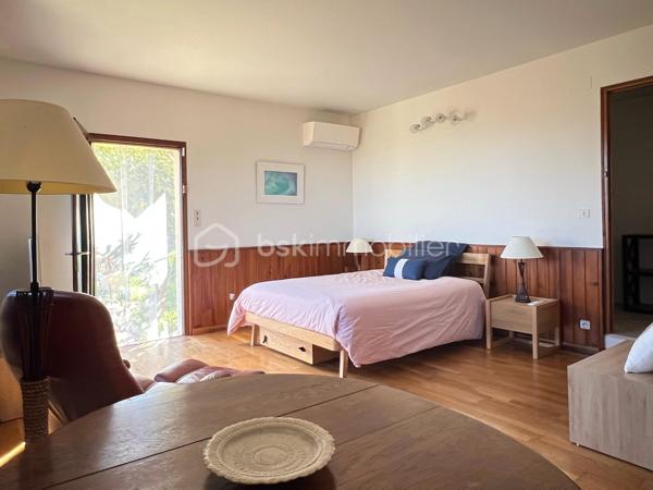 Dans un environnement verdoyant et avec des vues remarquables sur les Albères et le Pont du Diable, à 5 minutes du centre ville de Céret, cette villa vous offre un cadre de vie de nature tout en bénéficiant de la proximité de tous les services.
Édifiée sur un terrain de 2291 m2 auquel s’ajoutent 2 parcelles paysagères en espaliers de 1036 m2 et de 256 m2, la villa séduit par ses volumes généreux de 197,5 m2 habitables 
et 273 m2 utiles, ainsi que ses espaces espaces extérieurs sur plusieurs niveaux.
Au rez de chaussée, l’entrée s’ouvre sur l’espace de vie de 67 m2 incluant le séjour et sa cheminée exceptionnelle en pierre, le salon et la loggia aux vues splendides, ainsi qu’une grande cuisine déjeunatoire de 16 m2. 
L’espace nuit s’articule autour d’un couloir et ses rangements, avec 3 grandes chambres parquetées de 20, 13, 13 m2. 
Une salle d’eau/wc et des toilettes séparées complètent le rez de chaussée.
Au rez de jardin un studio indépendant de 29m2 avec coin cuisine, salle d’eau avec WC, et terrasse extérieure donnant sur la piscine. 
Idéal pour une grande famille ou l’opportunité de revenus locatifs.
Coté pratique, 3 espaces, cave, rangement, et cellier (54 m2 au total) et le garage de 21 m2 répondent à tous besoins de surface complémentaire.
À l’extérieur, une belle piscine de 9m x 3,5m, avec pompe à chaleur et volet électrique, d’un pool house couvert et d’une terrasse invitant à la convivialité dans une ambiance chaleureuse.
Offrant des vues dégagées sur le jardin et les Albères, un espace extérieur couvert de 44 m2 abrite un coin repas et un salon d’été parfaits pour partager des moments conviviaux.
La villa bénéficie de nombreux équipements rénovés :
Cuisine, salle d’eau et WC, piscine, toiture des 2 abris extérieurs, climatisation et pompes à chaleur, porte automatique de garage, motorisation des portails, volets roulants, alarme, loggia.
L’eau chaude est produite par des panneaux solaires.
La présence de 2 sources sur le terrain est un atout appréciable.
Stationnement pour plusieurs voitures.
Ce bien chaleureux et fonctionnel, bénéficiant de vues dégagées, est idéalement situé et agréable toute l’année