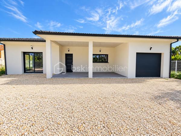 🏡 Maison contemporaine de plain-pied – 4 chambres – Proche écoles et commodités

Idéalement située à proximité des écoles maternelle et primaire ainsi que des commodités, venez découvrir cette agréable maison de plain-pied offrant des espaces fonctionnels et confortables pour toute la famille.

Implantée sur une parcelle entièrement clôturée avec portail motorisé, la maison dispose d’une belle pièce de vie lumineuse, composée d’un séjour convivial et d’une cuisine ouverte, idéale pour profiter pleinement des moments en famille.

Un espace cellier / buanderie vient compléter la partie jour et bénéficie d’un accès direct au garage attenant.

🛏️ Côté nuit, vous trouverez 4 chambres avec placards de rangement, dont une chambre disposant de sa propre salle d’eau.

🛁 Une belle salle de bain moderne complète l’ensemble avec :

douche à l’italienne, baignoire, double vasque. 

🌡️ Pour votre confort en toute saison, la maison est équipée d’une pompe à chaleur air/air avec système gainable, permettant de chauffer et rafraîchir efficacement l’ensemble de l’habitation.

✅ Maison de plain-pied
✅ 4 chambres avec rangements
✅ Salle d’eau privative
✅ Salle de bain avec douche à l’italienne et baignoire
✅ Cellier / buanderie
✅ Garage attenant
✅ Pompe à chaleur gainable
✅ Portail motorisé
✅ Terrain entièrement clôturé
✅ Tout-à-l’égout

Une maison fonctionnelle et agréable à vivre, parfaitement adaptée à une vie de famille, dans un environnement pratique à proximité des écoles et des commodités.