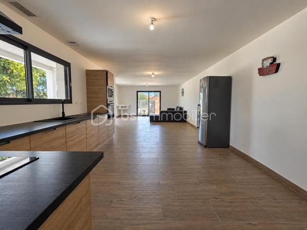 🏡 Maison contemporaine de plain-pied – 4 chambres – Proche écoles et commodités

Idéalement située à proximité des écoles maternelle et primaire ainsi que des commodités, venez découvrir cette agréable maison de plain-pied offrant des espaces fonctionnels et confortables pour toute la famille.

Implantée sur une parcelle entièrement clôturée avec portail motorisé, la maison dispose d’une belle pièce de vie lumineuse, composée d’un séjour convivial et d’une cuisine ouverte, idéale pour profiter pleinement des moments en famille.

Un espace cellier / buanderie vient compléter la partie jour et bénéficie d’un accès direct au garage attenant.

🛏️ Côté nuit, vous trouverez 4 chambres avec placards de rangement, dont une chambre disposant de sa propre salle d’eau.

🛁 Une belle salle de bain moderne complète l’ensemble avec :

douche à l’italienne, baignoire, double vasque. 

🌡️ Pour votre confort en toute saison, la maison est équipée d’une pompe à chaleur air/air avec système gainable, permettant de chauffer et rafraîchir efficacement l’ensemble de l’habitation.

✅ Maison de plain-pied
✅ 4 chambres avec rangements
✅ Salle d’eau privative
✅ Salle de bain avec douche à l’italienne et baignoire
✅ Cellier / buanderie
✅ Garage attenant
✅ Pompe à chaleur gainable
✅ Portail motorisé
✅ Terrain entièrement clôturé
✅ Tout-à-l’égout

Une maison fonctionnelle et agréable à vivre, parfaitement adaptée à une vie de famille, dans un environnement pratique à proximité des écoles et des commodités.