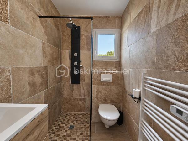 🏡 Maison contemporaine de plain-pied – 4 chambres – Proche écoles et commodités

Idéalement située à proximité des écoles maternelle et primaire ainsi que des commodités, venez découvrir cette agréable maison de plain-pied offrant des espaces fonctionnels et confortables pour toute la famille.

Implantée sur une parcelle entièrement clôturée avec portail motorisé, la maison dispose d’une belle pièce de vie lumineuse, composée d’un séjour convivial et d’une cuisine ouverte, idéale pour profiter pleinement des moments en famille.

Un espace cellier / buanderie vient compléter la partie jour et bénéficie d’un accès direct au garage attenant.

🛏️ Côté nuit, vous trouverez 4 chambres avec placards de rangement, dont une chambre disposant de sa propre salle d’eau.

🛁 Une belle salle de bain moderne complète l’ensemble avec :

douche à l’italienne, baignoire, double vasque. 

🌡️ Pour votre confort en toute saison, la maison est équipée d’une pompe à chaleur air/air avec système gainable, permettant de chauffer et rafraîchir efficacement l’ensemble de l’habitation.

✅ Maison de plain-pied
✅ 4 chambres avec rangements
✅ Salle d’eau privative
✅ Salle de bain avec douche à l’italienne et baignoire
✅ Cellier / buanderie
✅ Garage attenant
✅ Pompe à chaleur gainable
✅ Portail motorisé
✅ Terrain entièrement clôturé
✅ Tout-à-l’égout

Une maison fonctionnelle et agréable à vivre, parfaitement adaptée à une vie de famille, dans un environnement pratique à proximité des écoles et des commodités.
