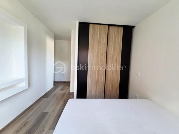🏡 Maison contemporaine de plain-pied – 4 chambres – Proche écoles et commodités

Idéalement située à proximité des écoles maternelle et primaire ainsi que des commodités, venez découvrir cette agréable maison de plain-pied offrant des espaces fonctionnels et confortables pour toute la famille.

Implantée sur une parcelle entièrement clôturée avec portail motorisé, la maison dispose d’une belle pièce de vie lumineuse, composée d’un séjour convivial et d’une cuisine ouverte, idéale pour profiter pleinement des moments en famille.

Un espace cellier / buanderie vient compléter la partie jour et bénéficie d’un accès direct au garage attenant.

🛏️ Côté nuit, vous trouverez 4 chambres avec placards de rangement, dont une chambre disposant de sa propre salle d’eau.

🛁 Une belle salle de bain moderne complète l’ensemble avec :

douche à l’italienne, baignoire, double vasque. 

🌡️ Pour votre confort en toute saison, la maison est équipée d’une pompe à chaleur air/air avec système gainable, permettant de chauffer et rafraîchir efficacement l’ensemble de l’habitation.

✅ Maison de plain-pied
✅ 4 chambres avec rangements
✅ Salle d’eau privative
✅ Salle de bain avec douche à l’italienne et baignoire
✅ Cellier / buanderie
✅ Garage attenant
✅ Pompe à chaleur gainable
✅ Portail motorisé
✅ Terrain entièrement clôturé
✅ Tout-à-l’égout

Une maison fonctionnelle et agréable à vivre, parfaitement adaptée à une vie de famille, dans un environnement pratique à proximité des écoles et des commodités.