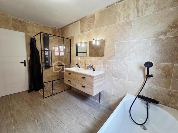 🏡 Maison contemporaine de plain-pied – 4 chambres – Proche écoles et commodités

Idéalement située à proximité des écoles maternelle et primaire ainsi que des commodités, venez découvrir cette agréable maison de plain-pied offrant des espaces fonctionnels et confortables pour toute la famille.

Implantée sur une parcelle entièrement clôturée avec portail motorisé, la maison dispose d’une belle pièce de vie lumineuse, composée d’un séjour convivial et d’une cuisine ouverte, idéale pour profiter pleinement des moments en famille.

Un espace cellier / buanderie vient compléter la partie jour et bénéficie d’un accès direct au garage attenant.

🛏️ Côté nuit, vous trouverez 4 chambres avec placards de rangement, dont une chambre disposant de sa propre salle d’eau.

🛁 Une belle salle de bain moderne complète l’ensemble avec :

douche à l’italienne, baignoire, double vasque. 

🌡️ Pour votre confort en toute saison, la maison est équipée d’une pompe à chaleur air/air avec système gainable, permettant de chauffer et rafraîchir efficacement l’ensemble de l’habitation.

✅ Maison de plain-pied
✅ 4 chambres avec rangements
✅ Salle d’eau privative
✅ Salle de bain avec douche à l’italienne et baignoire
✅ Cellier / buanderie
✅ Garage attenant
✅ Pompe à chaleur gainable
✅ Portail motorisé
✅ Terrain entièrement clôturé
✅ Tout-à-l’égout

Une maison fonctionnelle et agréable à vivre, parfaitement adaptée à une vie de famille, dans un environnement pratique à proximité des écoles et des commodités.