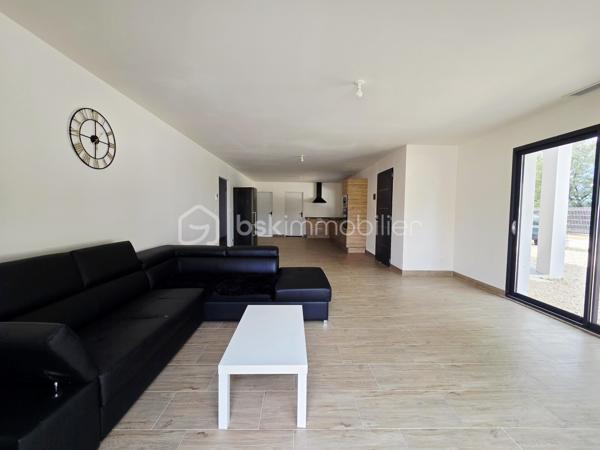 🏡 Maison contemporaine de plain-pied – 4 chambres – Proche écoles et commodités

Idéalement située à proximité des écoles maternelle et primaire ainsi que des commodités, venez découvrir cette agréable maison de plain-pied offrant des espaces fonctionnels et confortables pour toute la famille.

Implantée sur une parcelle entièrement clôturée avec portail motorisé, la maison dispose d’une belle pièce de vie lumineuse, composée d’un séjour convivial et d’une cuisine ouverte, idéale pour profiter pleinement des moments en famille.

Un espace cellier / buanderie vient compléter la partie jour et bénéficie d’un accès direct au garage attenant.

🛏️ Côté nuit, vous trouverez 4 chambres avec placards de rangement, dont une chambre disposant de sa propre salle d’eau.

🛁 Une belle salle de bain moderne complète l’ensemble avec :

douche à l’italienne, baignoire, double vasque. 

🌡️ Pour votre confort en toute saison, la maison est équipée d’une pompe à chaleur air/air avec système gainable, permettant de chauffer et rafraîchir efficacement l’ensemble de l’habitation.

✅ Maison de plain-pied
✅ 4 chambres avec rangements
✅ Salle d’eau privative
✅ Salle de bain avec douche à l’italienne et baignoire
✅ Cellier / buanderie
✅ Garage attenant
✅ Pompe à chaleur gainable
✅ Portail motorisé
✅ Terrain entièrement clôturé
✅ Tout-à-l’égout

Une maison fonctionnelle et agréable à vivre, parfaitement adaptée à une vie de famille, dans un environnement pratique à proximité des écoles et des commodités.