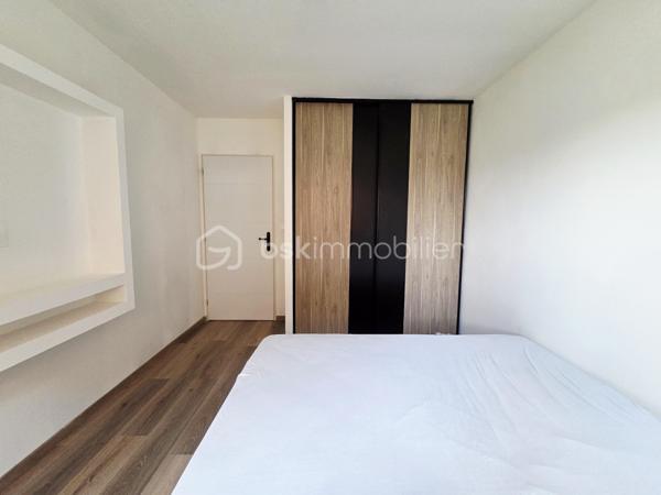 🏡 Maison contemporaine de plain-pied – 4 chambres – Proche écoles et commodités

Idéalement située à proximité des écoles maternelle et primaire ainsi que des commodités, venez découvrir cette agréable maison de plain-pied offrant des espaces fonctionnels et confortables pour toute la famille.

Implantée sur une parcelle entièrement clôturée avec portail motorisé, la maison dispose d’une belle pièce de vie lumineuse, composée d’un séjour convivial et d’une cuisine ouverte, idéale pour profiter pleinement des moments en famille.

Un espace cellier / buanderie vient compléter la partie jour et bénéficie d’un accès direct au garage attenant.

🛏️ Côté nuit, vous trouverez 4 chambres avec placards de rangement, dont une chambre disposant de sa propre salle d’eau.

🛁 Une belle salle de bain moderne complète l’ensemble avec :

douche à l’italienne, baignoire, double vasque. 

🌡️ Pour votre confort en toute saison, la maison est équipée d’une pompe à chaleur air/air avec système gainable, permettant de chauffer et rafraîchir efficacement l’ensemble de l’habitation.

✅ Maison de plain-pied
✅ 4 chambres avec rangements
✅ Salle d’eau privative
✅ Salle de bain avec douche à l’italienne et baignoire
✅ Cellier / buanderie
✅ Garage attenant
✅ Pompe à chaleur gainable
✅ Portail motorisé
✅ Terrain entièrement clôturé
✅ Tout-à-l’égout

Une maison fonctionnelle et agréable à vivre, parfaitement adaptée à une vie de famille, dans un environnement pratique à proximité des écoles et des commodités.