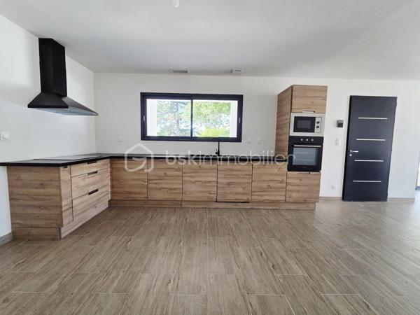 🏡 Maison contemporaine de plain-pied – 4 chambres – Proche écoles et commodités

Idéalement située à proximité des écoles maternelle et primaire ainsi que des commodités, venez découvrir cette agréable maison de plain-pied offrant des espaces fonctionnels et confortables pour toute la famille.

Implantée sur une parcelle entièrement clôturée avec portail motorisé, la maison dispose d’une belle pièce de vie lumineuse, composée d’un séjour convivial et d’une cuisine ouverte, idéale pour profiter pleinement des moments en famille.

Un espace cellier / buanderie vient compléter la partie jour et bénéficie d’un accès direct au garage attenant.

🛏️ Côté nuit, vous trouverez 4 chambres avec placards de rangement, dont une chambre disposant de sa propre salle d’eau.

🛁 Une belle salle de bain moderne complète l’ensemble avec :

douche à l’italienne, baignoire, double vasque. 

🌡️ Pour votre confort en toute saison, la maison est équipée d’une pompe à chaleur air/air avec système gainable, permettant de chauffer et rafraîchir efficacement l’ensemble de l’habitation.

✅ Maison de plain-pied
✅ 4 chambres avec rangements
✅ Salle d’eau privative
✅ Salle de bain avec douche à l’italienne et baignoire
✅ Cellier / buanderie
✅ Garage attenant
✅ Pompe à chaleur gainable
✅ Portail motorisé
✅ Terrain entièrement clôturé
✅ Tout-à-l’égout

Une maison fonctionnelle et agréable à vivre, parfaitement adaptée à une vie de famille, dans un environnement pratique à proximité des écoles et des commodités.