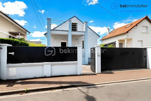 Rare sur le secteur ! Une opportunité exceptionnelle pour les familles, les projets d'investissement ou le télétravail.

Située dans un environnement pavillonnaire recherché et particulièrement calme, découvrez cet ensemble immobilier plein de potentiel, édifié sur une belle parcelle close de 253 m². Alliant confort, modularité et un emplacement de premier choix, ce bien saura s'adapter à tous vos projets de vie.

✨ COMPOSITION DE L'ENSEMBLE IMMOBILIER
1. La Maison Principale (81 m² au sol)
   Un agencement optimisé : Une configuration offrant de beaux volumes avec une cuisine indépendante, 3 chambres confortables, 1 salles d'eau et 2 WC.
   Potentiel de personnalisation : Des travaux de rafraîchissement sont à prévoir pour révéler tout le cachet de cette maison (fenêtres en double vitrage déjà en place).
   Annexes : Un agréable balcon et un sous-sol total de 50 m² avec cave, idéal pour le stockage, un atelier ou une buanderie.

2. Le Studio Indépendant en Annexe (18 m² au sol)
    Le vrai plus de ce bien : Un espace totalement indépendant de 18 m² au sol.
    De multiples possibilités : Idéal pour générer un revenu locatif, accueillir un adolescent/un proche en toute autonomie, ou pour aménager un espace professionnel/bureau dédié au télétravail.

📍 UN EMPLACEMENT PRIVILÉGIÉ ET STRATÉGIQUE (Tout à pied !)
Le véritable point fort de cette adresse réside dans sa proximité immédiate avec toutes les commodités du quotidien, tout en préservant un cadre de vie paisible :

🚌 Transports : Lignes de bus accessibles à seulement 213 mètres, Gare ACHERES VILLES à 15mn à pied pour faciliter tous vos déplacements.
🎒 Idéal pour les familles : Un parcours scolaire complet accessible à pied en quelques minutes :

Écoles élémentaires à 338 m.
Collèges à 375 m.
Écoles maternelles à 464 m.
Lycée à 495 m.
Crèches pour les plus petits à 624 m.

🛒 Commerces et services de proximité : 
Vos artisans boulangers à 339 m.
L'Hôtel de Ville à 398 m et le bureau de poste à 461 m.
Supermarchés, restaurants et commodités du centre-ville à environ 500 m.

Que vous cherchiez votre future résidence principale avec un espace indépendant ou un investissement patrimonial de qualité sur le secteur d'Achères, ce bien offre une flexibilité rare sur le marché actuel.

📞 Dossier complet et visites sur rendez-vous. Contactez dès maintenant votre conseiller immobilier pour découvrir ce bien à fort potentiel.