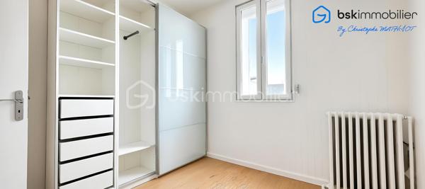 Rare sur le secteur ! Une opportunité exceptionnelle pour les familles, les projets d'investissement ou le télétravail.

Située dans un environnement pavillonnaire recherché et particulièrement calme, découvrez cet ensemble immobilier plein de potentiel, édifié sur une belle parcelle close de 253 m². Alliant confort, modularité et un emplacement de premier choix, ce bien saura s'adapter à tous vos projets de vie.

✨ COMPOSITION DE L'ENSEMBLE IMMOBILIER
1. La Maison Principale (81 m² au sol)
   Un agencement optimisé : Une configuration offrant de beaux volumes avec une cuisine indépendante, 3 chambres confortables, 1 salles d'eau et 2 WC.
   Potentiel de personnalisation : Des travaux de rafraîchissement sont à prévoir pour révéler tout le cachet de cette maison (fenêtres en double vitrage déjà en place).
   Annexes : Un agréable balcon et un sous-sol total de 50 m² avec cave, idéal pour le stockage, un atelier ou une buanderie.

2. Le Studio Indépendant en Annexe (18 m² au sol)
    Le vrai plus de ce bien : Un espace totalement indépendant de 18 m² au sol.
    De multiples possibilités : Idéal pour générer un revenu locatif, accueillir un adolescent/un proche en toute autonomie, ou pour aménager un espace professionnel/bureau dédié au télétravail.

📍 UN EMPLACEMENT PRIVILÉGIÉ ET STRATÉGIQUE (Tout à pied !)
Le véritable point fort de cette adresse réside dans sa proximité immédiate avec toutes les commodités du quotidien, tout en préservant un cadre de vie paisible :

🚌 Transports : Lignes de bus accessibles à seulement 213 mètres, Gare ACHERES VILLES à 15mn à pied pour faciliter tous vos déplacements.
🎒 Idéal pour les familles : Un parcours scolaire complet accessible à pied en quelques minutes :

Écoles élémentaires à 338 m.
Collèges à 375 m.
Écoles maternelles à 464 m.
Lycée à 495 m.
Crèches pour les plus petits à 624 m.

🛒 Commerces et services de proximité : 
Vos artisans boulangers à 339 m.
L'Hôtel de Ville à 398 m et le bureau de poste à 461 m.
Supermarchés, restaurants et commodités du centre-ville à environ 500 m.

Que vous cherchiez votre future résidence principale avec un espace indépendant ou un investissement patrimonial de qualité sur le secteur d'Achères, ce bien offre une flexibilité rare sur le marché actuel.

📞 Dossier complet et visites sur rendez-vous. Contactez dès maintenant votre conseiller immobilier pour découvrir ce bien à fort potentiel.