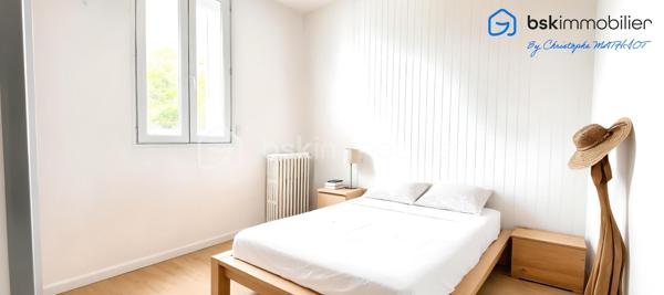 Rare sur le secteur ! Une opportunité exceptionnelle pour les familles, les projets d'investissement ou le télétravail.

Située dans un environnement pavillonnaire recherché et particulièrement calme, découvrez cet ensemble immobilier plein de potentiel, édifié sur une belle parcelle close de 253 m². Alliant confort, modularité et un emplacement de premier choix, ce bien saura s'adapter à tous vos projets de vie.

✨ COMPOSITION DE L'ENSEMBLE IMMOBILIER
1. La Maison Principale (81 m² au sol)
   Un agencement optimisé : Une configuration offrant de beaux volumes avec une cuisine indépendante, 3 chambres confortables, 1 salles d'eau et 2 WC.
   Potentiel de personnalisation : Des travaux de rafraîchissement sont à prévoir pour révéler tout le cachet de cette maison (fenêtres en double vitrage déjà en place).
   Annexes : Un agréable balcon et un sous-sol total de 50 m² avec cave, idéal pour le stockage, un atelier ou une buanderie.

2. Le Studio Indépendant en Annexe (18 m² au sol)
    Le vrai plus de ce bien : Un espace totalement indépendant de 18 m² au sol.
    De multiples possibilités : Idéal pour générer un revenu locatif, accueillir un adolescent/un proche en toute autonomie, ou pour aménager un espace professionnel/bureau dédié au télétravail.

📍 UN EMPLACEMENT PRIVILÉGIÉ ET STRATÉGIQUE (Tout à pied !)
Le véritable point fort de cette adresse réside dans sa proximité immédiate avec toutes les commodités du quotidien, tout en préservant un cadre de vie paisible :

🚌 Transports : Lignes de bus accessibles à seulement 213 mètres, Gare ACHERES VILLES à 15mn à pied pour faciliter tous vos déplacements.
🎒 Idéal pour les familles : Un parcours scolaire complet accessible à pied en quelques minutes :

Écoles élémentaires à 338 m.
Collèges à 375 m.
Écoles maternelles à 464 m.
Lycée à 495 m.
Crèches pour les plus petits à 624 m.

🛒 Commerces et services de proximité : 
Vos artisans boulangers à 339 m.
L'Hôtel de Ville à 398 m et le bureau de poste à 461 m.
Supermarchés, restaurants et commodités du centre-ville à environ 500 m.

Que vous cherchiez votre future résidence principale avec un espace indépendant ou un investissement patrimonial de qualité sur le secteur d'Achères, ce bien offre une flexibilité rare sur le marché actuel.

📞 Dossier complet et visites sur rendez-vous. Contactez dès maintenant votre conseiller immobilier pour découvrir ce bien à fort potentiel.
