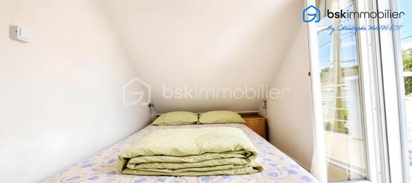 Rare sur le secteur ! Une opportunité exceptionnelle pour les familles, les projets d'investissement ou le télétravail.

Située dans un environnement pavillonnaire recherché et particulièrement calme, découvrez cet ensemble immobilier plein de potentiel, édifié sur une belle parcelle close de 253 m². Alliant confort, modularité et un emplacement de premier choix, ce bien saura s'adapter à tous vos projets de vie.

✨ COMPOSITION DE L'ENSEMBLE IMMOBILIER
1. La Maison Principale (81 m² au sol)
   Un agencement optimisé : Une configuration offrant de beaux volumes avec une cuisine indépendante, 3 chambres confortables, 1 salles d'eau et 2 WC.
   Potentiel de personnalisation : Des travaux de rafraîchissement sont à prévoir pour révéler tout le cachet de cette maison (fenêtres en double vitrage déjà en place).
   Annexes : Un agréable balcon et un sous-sol total de 50 m² avec cave, idéal pour le stockage, un atelier ou une buanderie.

2. Le Studio Indépendant en Annexe (18 m² au sol)
    Le vrai plus de ce bien : Un espace totalement indépendant de 18 m² au sol.
    De multiples possibilités : Idéal pour générer un revenu locatif, accueillir un adolescent/un proche en toute autonomie, ou pour aménager un espace professionnel/bureau dédié au télétravail.

📍 UN EMPLACEMENT PRIVILÉGIÉ ET STRATÉGIQUE (Tout à pied !)
Le véritable point fort de cette adresse réside dans sa proximité immédiate avec toutes les commodités du quotidien, tout en préservant un cadre de vie paisible :

🚌 Transports : Lignes de bus accessibles à seulement 213 mètres, Gare ACHERES VILLES à 15mn à pied pour faciliter tous vos déplacements.
🎒 Idéal pour les familles : Un parcours scolaire complet accessible à pied en quelques minutes :

Écoles élémentaires à 338 m.
Collèges à 375 m.
Écoles maternelles à 464 m.
Lycée à 495 m.
Crèches pour les plus petits à 624 m.

🛒 Commerces et services de proximité : 
Vos artisans boulangers à 339 m.
L'Hôtel de Ville à 398 m et le bureau de poste à 461 m.
Supermarchés, restaurants et commodités du centre-ville à environ 500 m.

Que vous cherchiez votre future résidence principale avec un espace indépendant ou un investissement patrimonial de qualité sur le secteur d'Achères, ce bien offre une flexibilité rare sur le marché actuel.

📞 Dossier complet et visites sur rendez-vous. Contactez dès maintenant votre conseiller immobilier pour découvrir ce bien à fort potentiel.