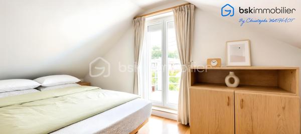 Rare sur le secteur ! Une opportunité exceptionnelle pour les familles, les projets d'investissement ou le télétravail.

Située dans un environnement pavillonnaire recherché et particulièrement calme, découvrez cet ensemble immobilier plein de potentiel, édifié sur une belle parcelle close de 253 m². Alliant confort, modularité et un emplacement de premier choix, ce bien saura s'adapter à tous vos projets de vie.

✨ COMPOSITION DE L'ENSEMBLE IMMOBILIER
1. La Maison Principale (81 m² au sol)
   Un agencement optimisé : Une configuration offrant de beaux volumes avec une cuisine indépendante, 3 chambres confortables, 1 salles d'eau et 2 WC.
   Potentiel de personnalisation : Des travaux de rafraîchissement sont à prévoir pour révéler tout le cachet de cette maison (fenêtres en double vitrage déjà en place).
   Annexes : Un agréable balcon et un sous-sol total de 50 m² avec cave, idéal pour le stockage, un atelier ou une buanderie.

2. Le Studio Indépendant en Annexe (18 m² au sol)
    Le vrai plus de ce bien : Un espace totalement indépendant de 18 m² au sol.
    De multiples possibilités : Idéal pour générer un revenu locatif, accueillir un adolescent/un proche en toute autonomie, ou pour aménager un espace professionnel/bureau dédié au télétravail.

📍 UN EMPLACEMENT PRIVILÉGIÉ ET STRATÉGIQUE (Tout à pied !)
Le véritable point fort de cette adresse réside dans sa proximité immédiate avec toutes les commodités du quotidien, tout en préservant un cadre de vie paisible :

🚌 Transports : Lignes de bus accessibles à seulement 213 mètres, Gare ACHERES VILLES à 15mn à pied pour faciliter tous vos déplacements.
🎒 Idéal pour les familles : Un parcours scolaire complet accessible à pied en quelques minutes :

Écoles élémentaires à 338 m.
Collèges à 375 m.
Écoles maternelles à 464 m.
Lycée à 495 m.
Crèches pour les plus petits à 624 m.

🛒 Commerces et services de proximité : 
Vos artisans boulangers à 339 m.
L'Hôtel de Ville à 398 m et le bureau de poste à 461 m.
Supermarchés, restaurants et commodités du centre-ville à environ 500 m.

Que vous cherchiez votre future résidence principale avec un espace indépendant ou un investissement patrimonial de qualité sur le secteur d'Achères, ce bien offre une flexibilité rare sur le marché actuel.

📞 Dossier complet et visites sur rendez-vous. Contactez dès maintenant votre conseiller immobilier pour découvrir ce bien à fort potentiel.