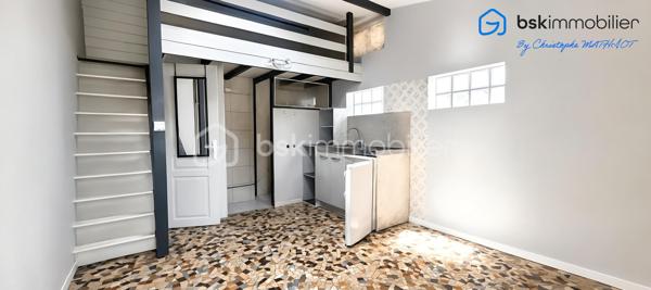 Rare sur le secteur ! Une opportunité exceptionnelle pour les familles, les projets d'investissement ou le télétravail.

Située dans un environnement pavillonnaire recherché et particulièrement calme, découvrez cet ensemble immobilier plein de potentiel, édifié sur une belle parcelle close de 253 m². Alliant confort, modularité et un emplacement de premier choix, ce bien saura s'adapter à tous vos projets de vie.

✨ COMPOSITION DE L'ENSEMBLE IMMOBILIER
1. La Maison Principale (81 m² au sol)
   Un agencement optimisé : Une configuration offrant de beaux volumes avec une cuisine indépendante, 3 chambres confortables, 1 salles d'eau et 2 WC.
   Potentiel de personnalisation : Des travaux de rafraîchissement sont à prévoir pour révéler tout le cachet de cette maison (fenêtres en double vitrage déjà en place).
   Annexes : Un agréable balcon et un sous-sol total de 50 m² avec cave, idéal pour le stockage, un atelier ou une buanderie.

2. Le Studio Indépendant en Annexe (18 m² au sol)
    Le vrai plus de ce bien : Un espace totalement indépendant de 18 m² au sol.
    De multiples possibilités : Idéal pour générer un revenu locatif, accueillir un adolescent/un proche en toute autonomie, ou pour aménager un espace professionnel/bureau dédié au télétravail.

📍 UN EMPLACEMENT PRIVILÉGIÉ ET STRATÉGIQUE (Tout à pied !)
Le véritable point fort de cette adresse réside dans sa proximité immédiate avec toutes les commodités du quotidien, tout en préservant un cadre de vie paisible :

🚌 Transports : Lignes de bus accessibles à seulement 213 mètres, Gare ACHERES VILLES à 15mn à pied pour faciliter tous vos déplacements.
🎒 Idéal pour les familles : Un parcours scolaire complet accessible à pied en quelques minutes :

Écoles élémentaires à 338 m.
Collèges à 375 m.
Écoles maternelles à 464 m.
Lycée à 495 m.
Crèches pour les plus petits à 624 m.

🛒 Commerces et services de proximité : 
Vos artisans boulangers à 339 m.
L'Hôtel de Ville à 398 m et le bureau de poste à 461 m.
Supermarchés, restaurants et commodités du centre-ville à environ 500 m.

Que vous cherchiez votre future résidence principale avec un espace indépendant ou un investissement patrimonial de qualité sur le secteur d'Achères, ce bien offre une flexibilité rare sur le marché actuel.

📞 Dossier complet et visites sur rendez-vous. Contactez dès maintenant votre conseiller immobilier pour découvrir ce bien à fort potentiel.