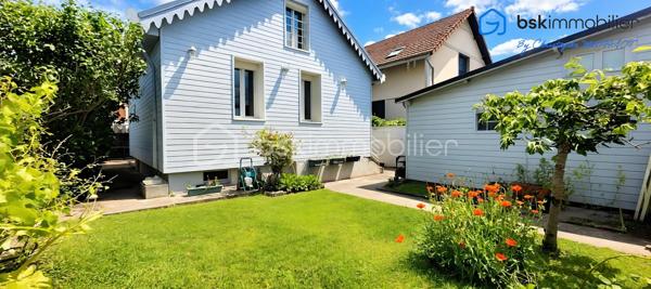 Rare sur le secteur ! Une opportunité exceptionnelle pour les familles, les projets d'investissement ou le télétravail.

Située dans un environnement pavillonnaire recherché et particulièrement calme, découvrez cet ensemble immobilier plein de potentiel, édifié sur une belle parcelle close de 253 m². Alliant confort, modularité et un emplacement de premier choix, ce bien saura s'adapter à tous vos projets de vie.

✨ COMPOSITION DE L'ENSEMBLE IMMOBILIER
1. La Maison Principale (81 m² au sol)
   Un agencement optimisé : Une configuration offrant de beaux volumes avec une cuisine indépendante, 3 chambres confortables, 1 salles d'eau et 2 WC.
   Potentiel de personnalisation : Des travaux de rafraîchissement sont à prévoir pour révéler tout le cachet de cette maison (fenêtres en double vitrage déjà en place).
   Annexes : Un agréable balcon et un sous-sol total de 50 m² avec cave, idéal pour le stockage, un atelier ou une buanderie.

2. Le Studio Indépendant en Annexe (18 m² au sol)
    Le vrai plus de ce bien : Un espace totalement indépendant de 18 m² au sol.
    De multiples possibilités : Idéal pour générer un revenu locatif, accueillir un adolescent/un proche en toute autonomie, ou pour aménager un espace professionnel/bureau dédié au télétravail.

📍 UN EMPLACEMENT PRIVILÉGIÉ ET STRATÉGIQUE (Tout à pied !)
Le véritable point fort de cette adresse réside dans sa proximité immédiate avec toutes les commodités du quotidien, tout en préservant un cadre de vie paisible :

🚌 Transports : Lignes de bus accessibles à seulement 213 mètres, Gare ACHERES VILLES à 15mn à pied pour faciliter tous vos déplacements.
🎒 Idéal pour les familles : Un parcours scolaire complet accessible à pied en quelques minutes :

Écoles élémentaires à 338 m.
Collèges à 375 m.
Écoles maternelles à 464 m.
Lycée à 495 m.
Crèches pour les plus petits à 624 m.

🛒 Commerces et services de proximité : 
Vos artisans boulangers à 339 m.
L'Hôtel de Ville à 398 m et le bureau de poste à 461 m.
Supermarchés, restaurants et commodités du centre-ville à environ 500 m.

Que vous cherchiez votre future résidence principale avec un espace indépendant ou un investissement patrimonial de qualité sur le secteur d'Achères, ce bien offre une flexibilité rare sur le marché actuel.

📞 Dossier complet et visites sur rendez-vous. Contactez dès maintenant votre conseiller immobilier pour découvrir ce bien à fort potentiel.