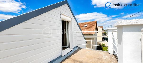 Rare sur le secteur ! Une opportunité exceptionnelle pour les familles, les projets d'investissement ou le télétravail.

Située dans un environnement pavillonnaire recherché et particulièrement calme, découvrez cet ensemble immobilier plein de potentiel, édifié sur une belle parcelle close de 253 m². Alliant confort, modularité et un emplacement de premier choix, ce bien saura s'adapter à tous vos projets de vie.

✨ COMPOSITION DE L'ENSEMBLE IMMOBILIER
1. La Maison Principale (81 m² au sol)
   Un agencement optimisé : Une configuration offrant de beaux volumes avec une cuisine indépendante, 3 chambres confortables, 1 salles d'eau et 2 WC.
   Potentiel de personnalisation : Des travaux de rafraîchissement sont à prévoir pour révéler tout le cachet de cette maison (fenêtres en double vitrage déjà en place).
   Annexes : Un agréable balcon et un sous-sol total de 50 m² avec cave, idéal pour le stockage, un atelier ou une buanderie.

2. Le Studio Indépendant en Annexe (18 m² au sol)
    Le vrai plus de ce bien : Un espace totalement indépendant de 18 m² au sol.
    De multiples possibilités : Idéal pour générer un revenu locatif, accueillir un adolescent/un proche en toute autonomie, ou pour aménager un espace professionnel/bureau dédié au télétravail.

📍 UN EMPLACEMENT PRIVILÉGIÉ ET STRATÉGIQUE (Tout à pied !)
Le véritable point fort de cette adresse réside dans sa proximité immédiate avec toutes les commodités du quotidien, tout en préservant un cadre de vie paisible :

🚌 Transports : Lignes de bus accessibles à seulement 213 mètres, Gare ACHERES VILLES à 15mn à pied pour faciliter tous vos déplacements.
🎒 Idéal pour les familles : Un parcours scolaire complet accessible à pied en quelques minutes :

Écoles élémentaires à 338 m.
Collèges à 375 m.
Écoles maternelles à 464 m.
Lycée à 495 m.
Crèches pour les plus petits à 624 m.

🛒 Commerces et services de proximité : 
Vos artisans boulangers à 339 m.
L'Hôtel de Ville à 398 m et le bureau de poste à 461 m.
Supermarchés, restaurants et commodités du centre-ville à environ 500 m.

Que vous cherchiez votre future résidence principale avec un espace indépendant ou un investissement patrimonial de qualité sur le secteur d'Achères, ce bien offre une flexibilité rare sur le marché actuel.

📞 Dossier complet et visites sur rendez-vous. Contactez dès maintenant votre conseiller immobilier pour découvrir ce bien à fort potentiel.