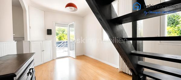 Rare sur le secteur ! Une opportunité exceptionnelle pour les familles, les projets d'investissement ou le télétravail.

Située dans un environnement pavillonnaire recherché et particulièrement calme, découvrez cet ensemble immobilier plein de potentiel, édifié sur une belle parcelle close de 253 m². Alliant confort, modularité et un emplacement de premier choix, ce bien saura s'adapter à tous vos projets de vie.

✨ COMPOSITION DE L'ENSEMBLE IMMOBILIER
1. La Maison Principale (81 m² au sol)
   Un agencement optimisé : Une configuration offrant de beaux volumes avec une cuisine indépendante, 3 chambres confortables, 1 salles d'eau et 2 WC.
   Potentiel de personnalisation : Des travaux de rafraîchissement sont à prévoir pour révéler tout le cachet de cette maison (fenêtres en double vitrage déjà en place).
   Annexes : Un agréable balcon et un sous-sol total de 50 m² avec cave, idéal pour le stockage, un atelier ou une buanderie.

2. Le Studio Indépendant en Annexe (18 m² au sol)
    Le vrai plus de ce bien : Un espace totalement indépendant de 18 m² au sol.
    De multiples possibilités : Idéal pour générer un revenu locatif, accueillir un adolescent/un proche en toute autonomie, ou pour aménager un espace professionnel/bureau dédié au télétravail.

📍 UN EMPLACEMENT PRIVILÉGIÉ ET STRATÉGIQUE (Tout à pied !)
Le véritable point fort de cette adresse réside dans sa proximité immédiate avec toutes les commodités du quotidien, tout en préservant un cadre de vie paisible :

🚌 Transports : Lignes de bus accessibles à seulement 213 mètres, Gare ACHERES VILLES à 15mn à pied pour faciliter tous vos déplacements.
🎒 Idéal pour les familles : Un parcours scolaire complet accessible à pied en quelques minutes :

Écoles élémentaires à 338 m.
Collèges à 375 m.
Écoles maternelles à 464 m.
Lycée à 495 m.
Crèches pour les plus petits à 624 m.

🛒 Commerces et services de proximité : 
Vos artisans boulangers à 339 m.
L'Hôtel de Ville à 398 m et le bureau de poste à 461 m.
Supermarchés, restaurants et commodités du centre-ville à environ 500 m.

Que vous cherchiez votre future résidence principale avec un espace indépendant ou un investissement patrimonial de qualité sur le secteur d'Achères, ce bien offre une flexibilité rare sur le marché actuel.

📞 Dossier complet et visites sur rendez-vous. Contactez dès maintenant votre conseiller immobilier pour découvrir ce bien à fort potentiel.