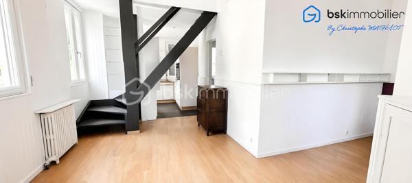 Rare sur le secteur ! Une opportunité exceptionnelle pour les familles, les projets d'investissement ou le télétravail.

Située dans un environnement pavillonnaire recherché et particulièrement calme, découvrez cet ensemble immobilier plein de potentiel, édifié sur une belle parcelle close de 253 m². Alliant confort, modularité et un emplacement de premier choix, ce bien saura s'adapter à tous vos projets de vie.

✨ COMPOSITION DE L'ENSEMBLE IMMOBILIER
1. La Maison Principale (81 m² au sol)
   Un agencement optimisé : Une configuration offrant de beaux volumes avec une cuisine indépendante, 3 chambres confortables, 1 salles d'eau et 2 WC.
   Potentiel de personnalisation : Des travaux de rafraîchissement sont à prévoir pour révéler tout le cachet de cette maison (fenêtres en double vitrage déjà en place).
   Annexes : Un agréable balcon et un sous-sol total de 50 m² avec cave, idéal pour le stockage, un atelier ou une buanderie.

2. Le Studio Indépendant en Annexe (18 m² au sol)
    Le vrai plus de ce bien : Un espace totalement indépendant de 18 m² au sol.
    De multiples possibilités : Idéal pour générer un revenu locatif, accueillir un adolescent/un proche en toute autonomie, ou pour aménager un espace professionnel/bureau dédié au télétravail.

📍 UN EMPLACEMENT PRIVILÉGIÉ ET STRATÉGIQUE (Tout à pied !)
Le véritable point fort de cette adresse réside dans sa proximité immédiate avec toutes les commodités du quotidien, tout en préservant un cadre de vie paisible :

🚌 Transports : Lignes de bus accessibles à seulement 213 mètres, Gare ACHERES VILLES à 15mn à pied pour faciliter tous vos déplacements.
🎒 Idéal pour les familles : Un parcours scolaire complet accessible à pied en quelques minutes :

Écoles élémentaires à 338 m.
Collèges à 375 m.
Écoles maternelles à 464 m.
Lycée à 495 m.
Crèches pour les plus petits à 624 m.

🛒 Commerces et services de proximité : 
Vos artisans boulangers à 339 m.
L'Hôtel de Ville à 398 m et le bureau de poste à 461 m.
Supermarchés, restaurants et commodités du centre-ville à environ 500 m.

Que vous cherchiez votre future résidence principale avec un espace indépendant ou un investissement patrimonial de qualité sur le secteur d'Achères, ce bien offre une flexibilité rare sur le marché actuel.

📞 Dossier complet et visites sur rendez-vous. Contactez dès maintenant votre conseiller immobilier pour découvrir ce bien à fort potentiel.