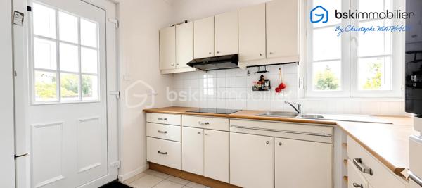 Rare sur le secteur ! Une opportunité exceptionnelle pour les familles, les projets d'investissement ou le télétravail.

Située dans un environnement pavillonnaire recherché et particulièrement calme, découvrez cet ensemble immobilier plein de potentiel, édifié sur une belle parcelle close de 253 m². Alliant confort, modularité et un emplacement de premier choix, ce bien saura s'adapter à tous vos projets de vie.

✨ COMPOSITION DE L'ENSEMBLE IMMOBILIER
1. La Maison Principale (81 m² au sol)
   Un agencement optimisé : Une configuration offrant de beaux volumes avec une cuisine indépendante, 3 chambres confortables, 1 salles d'eau et 2 WC.
   Potentiel de personnalisation : Des travaux de rafraîchissement sont à prévoir pour révéler tout le cachet de cette maison (fenêtres en double vitrage déjà en place).
   Annexes : Un agréable balcon et un sous-sol total de 50 m² avec cave, idéal pour le stockage, un atelier ou une buanderie.

2. Le Studio Indépendant en Annexe (18 m² au sol)
    Le vrai plus de ce bien : Un espace totalement indépendant de 18 m² au sol.
    De multiples possibilités : Idéal pour générer un revenu locatif, accueillir un adolescent/un proche en toute autonomie, ou pour aménager un espace professionnel/bureau dédié au télétravail.

📍 UN EMPLACEMENT PRIVILÉGIÉ ET STRATÉGIQUE (Tout à pied !)
Le véritable point fort de cette adresse réside dans sa proximité immédiate avec toutes les commodités du quotidien, tout en préservant un cadre de vie paisible :

🚌 Transports : Lignes de bus accessibles à seulement 213 mètres, Gare ACHERES VILLES à 15mn à pied pour faciliter tous vos déplacements.
🎒 Idéal pour les familles : Un parcours scolaire complet accessible à pied en quelques minutes :

Écoles élémentaires à 338 m.
Collèges à 375 m.
Écoles maternelles à 464 m.
Lycée à 495 m.
Crèches pour les plus petits à 624 m.

🛒 Commerces et services de proximité : 
Vos artisans boulangers à 339 m.
L'Hôtel de Ville à 398 m et le bureau de poste à 461 m.
Supermarchés, restaurants et commodités du centre-ville à environ 500 m.

Que vous cherchiez votre future résidence principale avec un espace indépendant ou un investissement patrimonial de qualité sur le secteur d'Achères, ce bien offre une flexibilité rare sur le marché actuel.

📞 Dossier complet et visites sur rendez-vous. Contactez dès maintenant votre conseiller immobilier pour découvrir ce bien à fort potentiel.