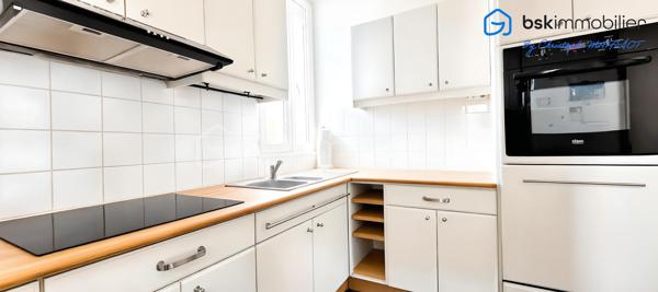 Rare sur le secteur ! Une opportunité exceptionnelle pour les familles, les projets d'investissement ou le télétravail.

Située dans un environnement pavillonnaire recherché et particulièrement calme, découvrez cet ensemble immobilier plein de potentiel, édifié sur une belle parcelle close de 253 m². Alliant confort, modularité et un emplacement de premier choix, ce bien saura s'adapter à tous vos projets de vie.

✨ COMPOSITION DE L'ENSEMBLE IMMOBILIER
1. La Maison Principale (81 m² au sol)
   Un agencement optimisé : Une configuration offrant de beaux volumes avec une cuisine indépendante, 3 chambres confortables, 1 salles d'eau et 2 WC.
   Potentiel de personnalisation : Des travaux de rafraîchissement sont à prévoir pour révéler tout le cachet de cette maison (fenêtres en double vitrage déjà en place).
   Annexes : Un agréable balcon et un sous-sol total de 50 m² avec cave, idéal pour le stockage, un atelier ou une buanderie.

2. Le Studio Indépendant en Annexe (18 m² au sol)
    Le vrai plus de ce bien : Un espace totalement indépendant de 18 m² au sol.
    De multiples possibilités : Idéal pour générer un revenu locatif, accueillir un adolescent/un proche en toute autonomie, ou pour aménager un espace professionnel/bureau dédié au télétravail.

📍 UN EMPLACEMENT PRIVILÉGIÉ ET STRATÉGIQUE (Tout à pied !)
Le véritable point fort de cette adresse réside dans sa proximité immédiate avec toutes les commodités du quotidien, tout en préservant un cadre de vie paisible :

🚌 Transports : Lignes de bus accessibles à seulement 213 mètres, Gare ACHERES VILLES à 15mn à pied pour faciliter tous vos déplacements.
🎒 Idéal pour les familles : Un parcours scolaire complet accessible à pied en quelques minutes :

Écoles élémentaires à 338 m.
Collèges à 375 m.
Écoles maternelles à 464 m.
Lycée à 495 m.
Crèches pour les plus petits à 624 m.

🛒 Commerces et services de proximité : 
Vos artisans boulangers à 339 m.
L'Hôtel de Ville à 398 m et le bureau de poste à 461 m.
Supermarchés, restaurants et commodités du centre-ville à environ 500 m.

Que vous cherchiez votre future résidence principale avec un espace indépendant ou un investissement patrimonial de qualité sur le secteur d'Achères, ce bien offre une flexibilité rare sur le marché actuel.

📞 Dossier complet et visites sur rendez-vous. Contactez dès maintenant votre conseiller immobilier pour découvrir ce bien à fort potentiel.