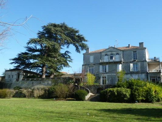 AUX PORTES D'ANGOULEME – Appartement de caractère dans un ancien logis, au cœur d'un parc en bord de rivière
