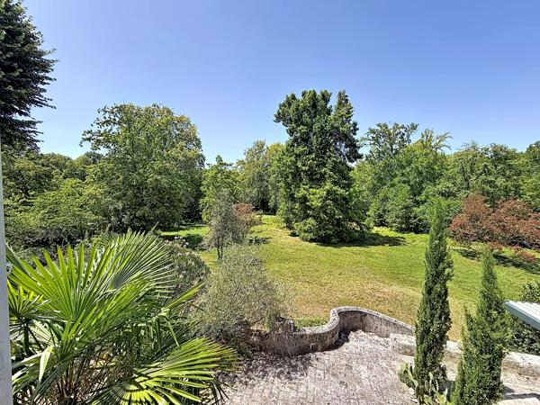 AUX PORTES D'ANGOULEME – Appartement de caractère dans un ancien logis, au cœur d'un parc en bord de rivière