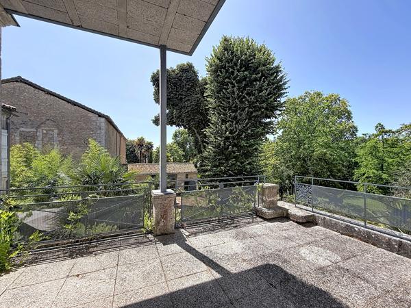 AUX PORTES D'ANGOULEME – Appartement de caractère dans un ancien logis, au cœur d'un parc en bord de rivière