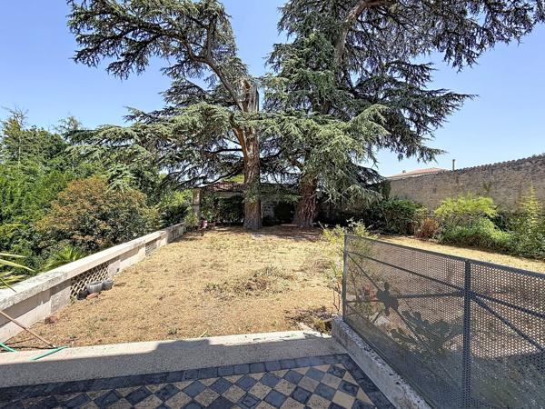 AUX PORTES D'ANGOULEME – Appartement de caractère dans un ancien logis, au cœur d'un parc en bord de rivière