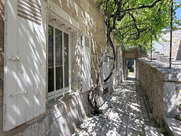 AUX PORTES D'ANGOULEME – Appartement de caractère dans un ancien logis, au cœur d'un parc en bord de rivière
