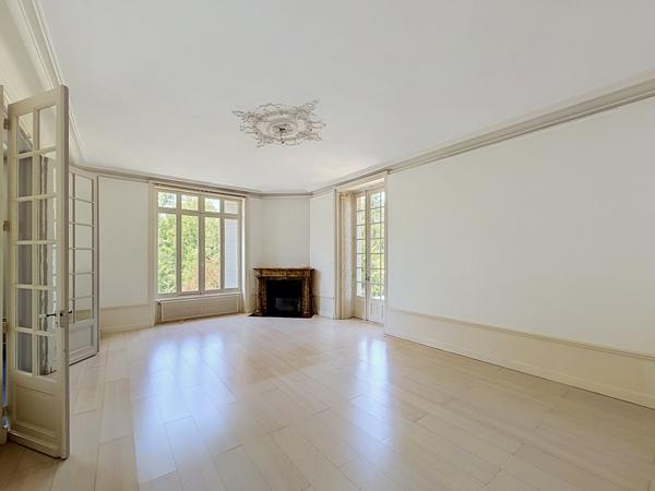 AUX PORTES D'ANGOULEME – Appartement de caractère dans un ancien logis, au cœur d'un parc en bord de rivière