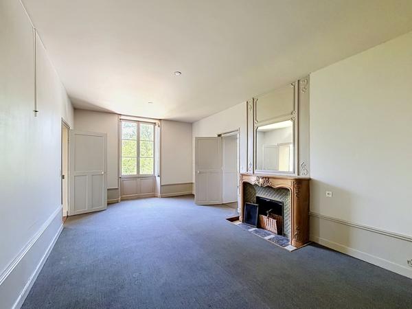 AUX PORTES D'ANGOULEME – Appartement de caractère dans un ancien logis, au cœur d'un parc en bord de rivière