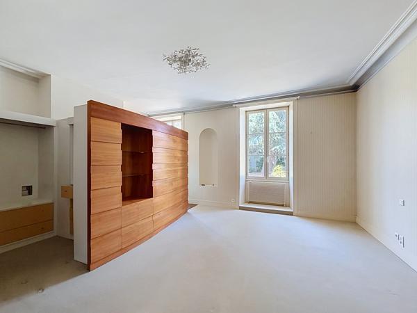 AUX PORTES D'ANGOULEME – Appartement de caractère dans un ancien logis, au cœur d'un parc en bord de rivière