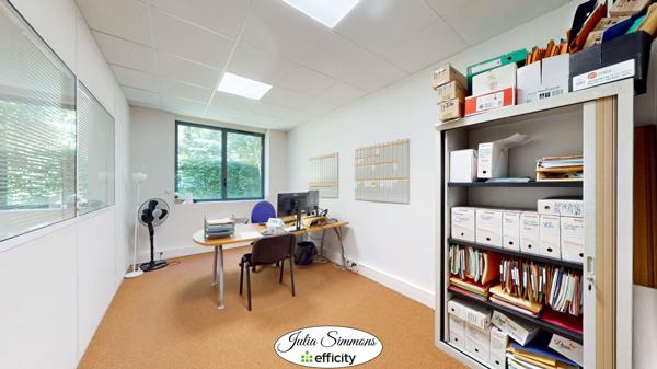 Bureau
         6 pièces
        - 144 m² Exclusivité 308 000 € *