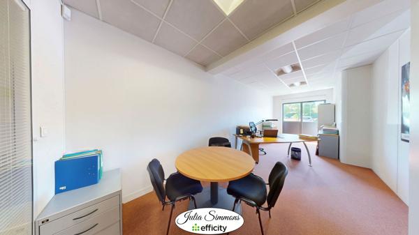 Bureau
         6 pièces
        - 144 m² Exclusivité 308 000 € *