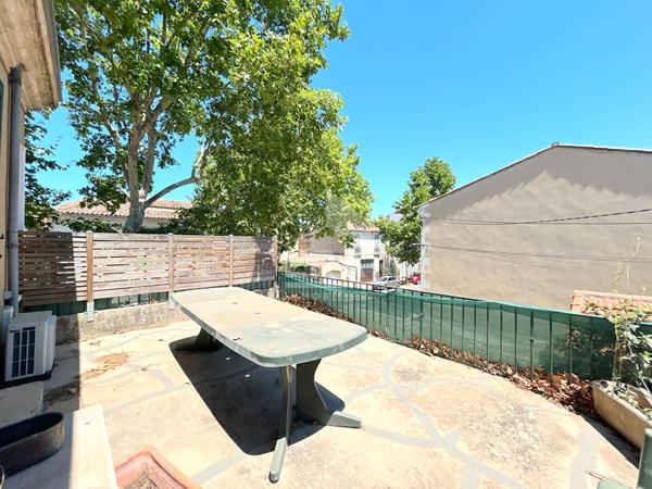 A LOUER 84120 PERTUIS APPARTEMENT MEUBLE 4 PIECES D'ENVIRON 95M² AVEC TERRASSE, COUR ET GARAGE