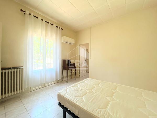 A LOUER 84120 PERTUIS APPARTEMENT MEUBLE 4 PIECES D'ENVIRON 95M² AVEC TERRASSE, COUR ET GARAGE