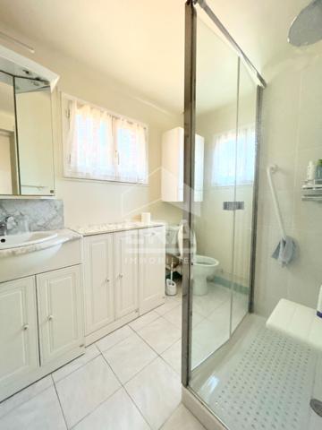 A LOUER 84120 PERTUIS APPARTEMENT MEUBLE 4 PIECES D'ENVIRON 95M² AVEC TERRASSE, COUR ET GARAGE