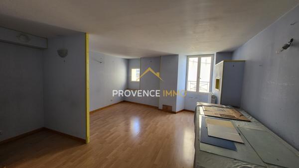 Eyguières (13430) MAISON DE VILLE AVEC TERRASSE + STUDIO A RENOVER