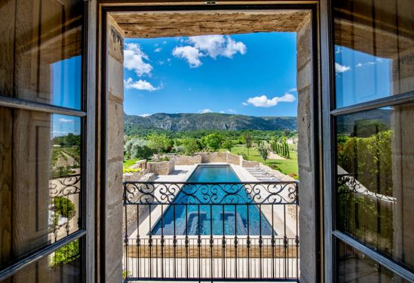 Maison à vendre aux portes de ROUSSILLON (84) 5 chambres, piscine, jardin paysagé