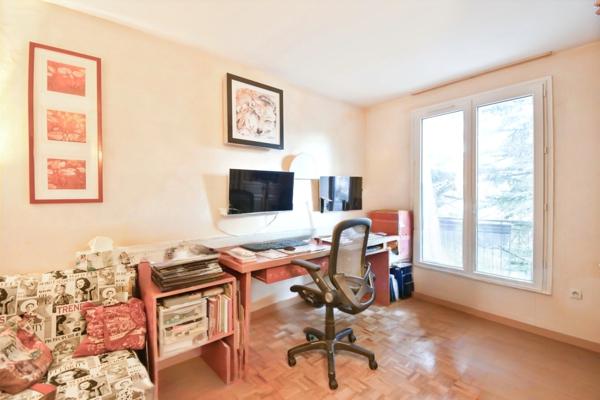 A vendre 0rsay maison 3 niveaux, dépendance, fort potentiel