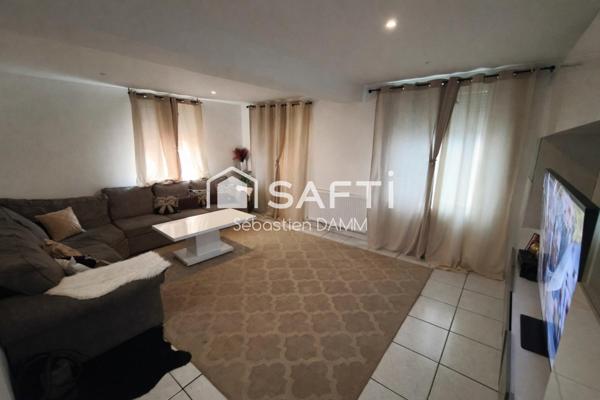 Petite maison de 100 m² avec potentiel, idéale pour projet d’habitation ou investissement à Mulhouse.