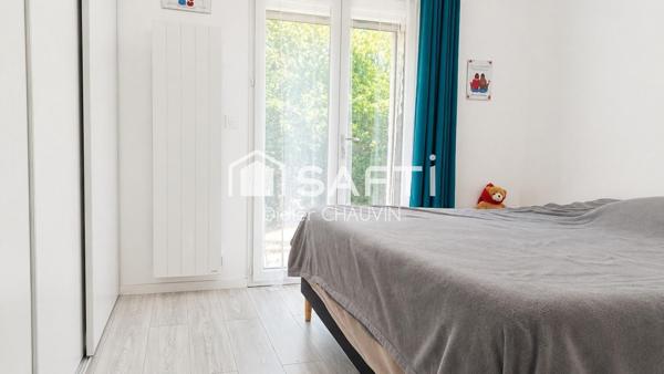 Maison plain pied avec de beaux volumes.