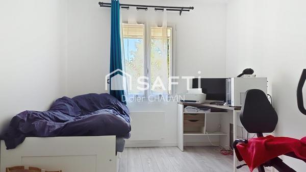 Maison plain pied avec de beaux volumes.