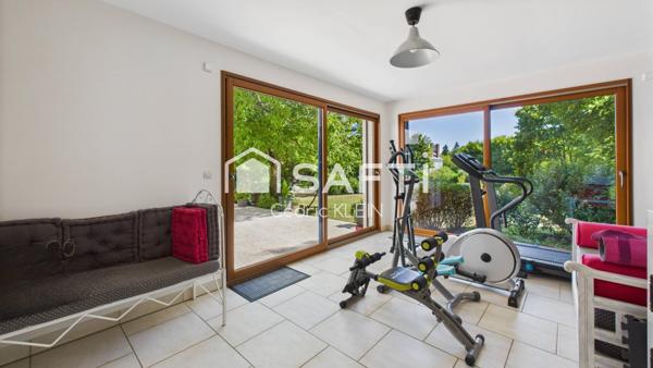 Demeure contemporaine avec parc arboré