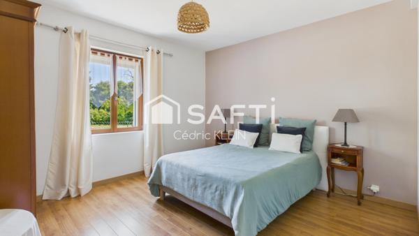 Demeure contemporaine avec parc arboré