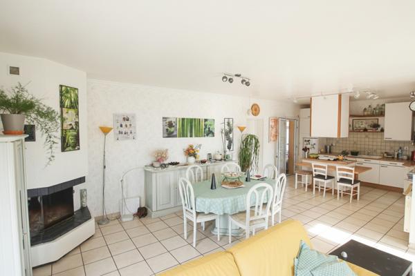 Plain-pied 4 chambres avec jardin paysagé et garage, proche commodités.