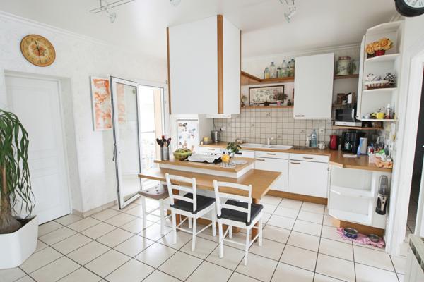 Plain-pied 4 chambres avec jardin paysagé et garage, proche commodités.