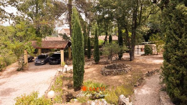 Propriété de caractère avec piscine, dépendance et jardin méditerranéen