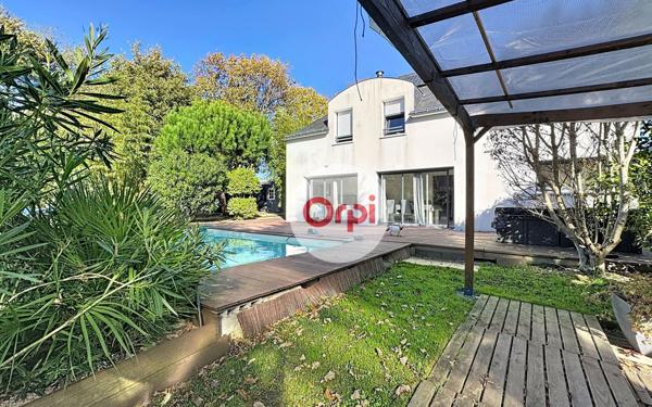 Maison à vendre    5 pièces •  Ambon