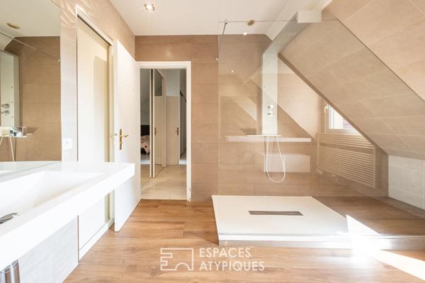 Maison contemporaine avec piscine intérieure